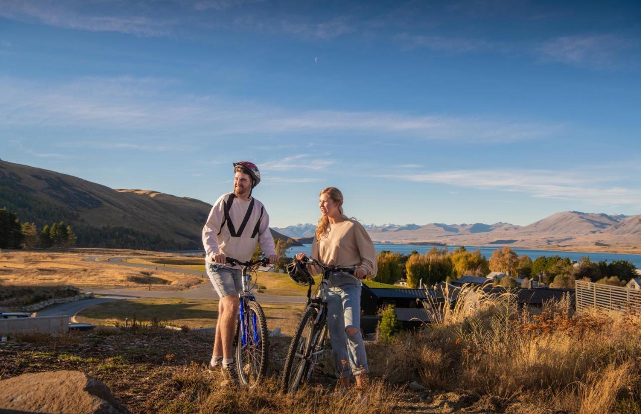 Galaxy Boutique Hotel Lake Tekapo Exterior foto Biking at the lake